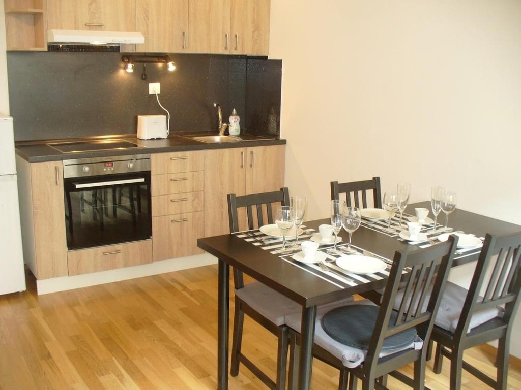Garden Apartment With Garage In Central Praha Bagian luar foto