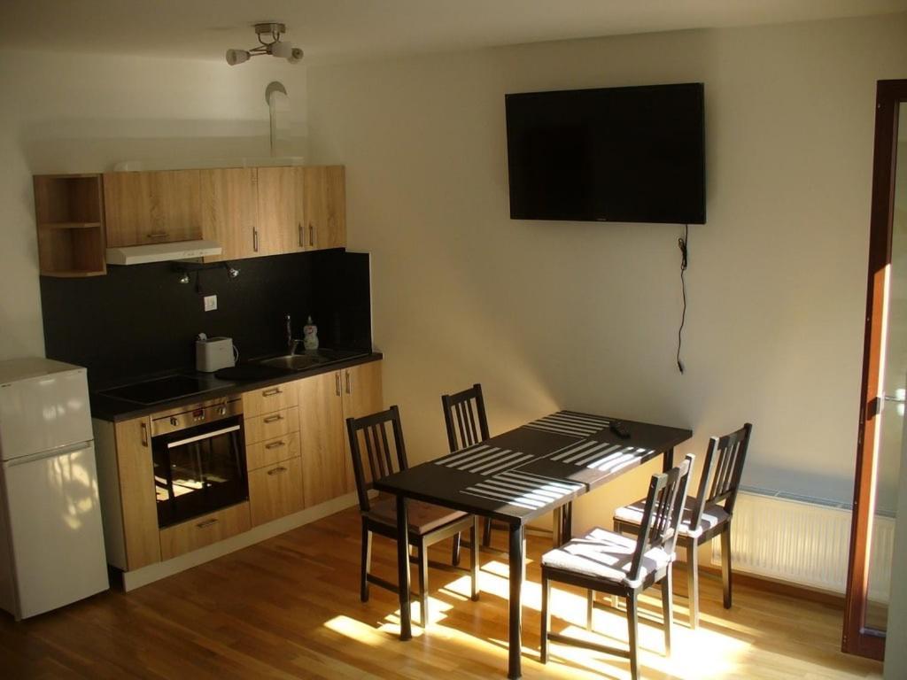 Garden Apartment With Garage In Central Praha Bagian luar foto